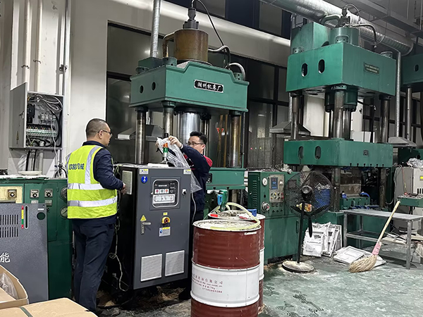 SMC电表箱成型玻璃钢热压油温机——应用案例